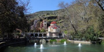 Ελληνικός ναóς είναι χτισμένος πάνω σε σπηλιά και από κάτω του τρέχουν νερά από πηγές