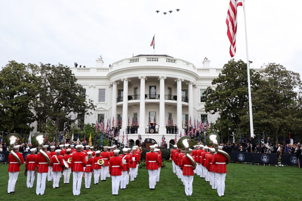 Στρατιωτικές μπάντες, αγήματα για την υποδοχή του βρετανού μονάρχη