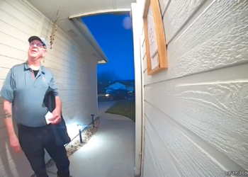 Η κίνηση ενός 68χρονου ντελιβερά που συγκίνησε το διαδίκτυο και του άλλαξε τη ζωή (video)