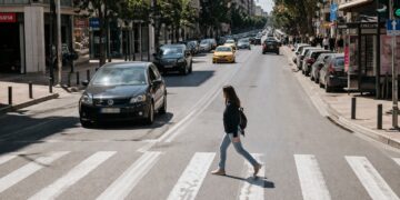 Όσοι χαιρετούν τους οδηγούς που τους αφήνουν να περάσουν έχουν 8 συγκεκριμένα χαρακτηριστικά προσωπικότητας