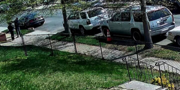 Μαχαίρωσε τους γείτονες αφού ούρησε στην αυλή τους, επειδή ο σκύλος τους ουρεί στο γρασίδι του (video)