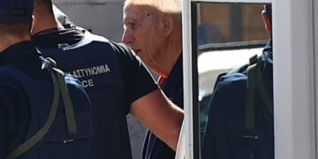 Η κόρη του 89χρονου πιστολέρο αποκαλύπτει: «Χαλούσε λέφτά σε μάγια στην Ινδία,  έλεγε πως τον έδερναν οι δαιμόνες τα βράδια»