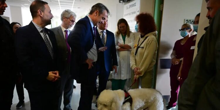 Κυριάκος Μητσοτάκης: Η γνωριμία του πρωθυπουργού με σκύλο θεραπείας στο νοσοκομείο «Μεταξά»