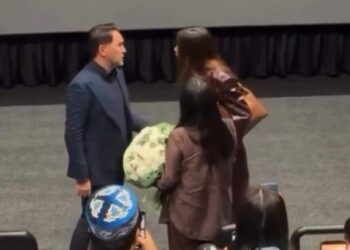 Viral στιγμή: Έπιασε στα πράσα τον σύζυγό της με την ερωμένη στο σινεμά – Χαμός και με τις δύο (video)