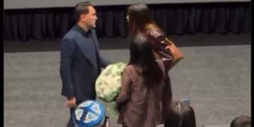 Viral στιγμή: Έπιασε στα πράσα τον σύζυγό της με την ερωμένη στο σινεμά – Χαμός και με τις δύο (video)