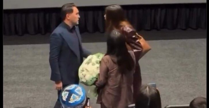 Viral στιγμή: Έπιασε στα πράσα τον σύζυγό της με την ερωμένη στο σινεμά – Χαμός και με τις δύο (video)