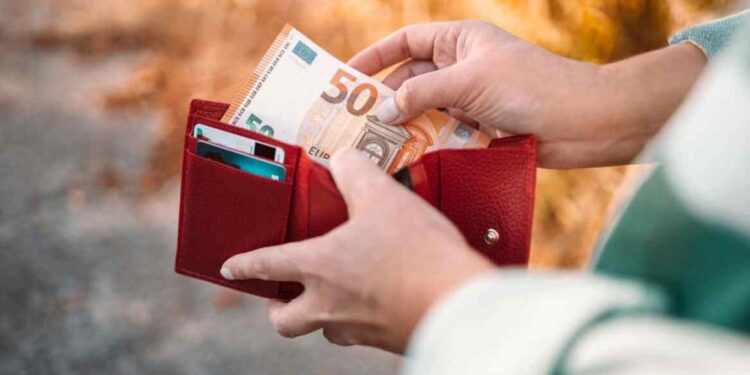 «Κλείδωσαν» οι αυξήσεις: Ποιοι βλέπουν +40€ και αναδρομικά στους μισθούς