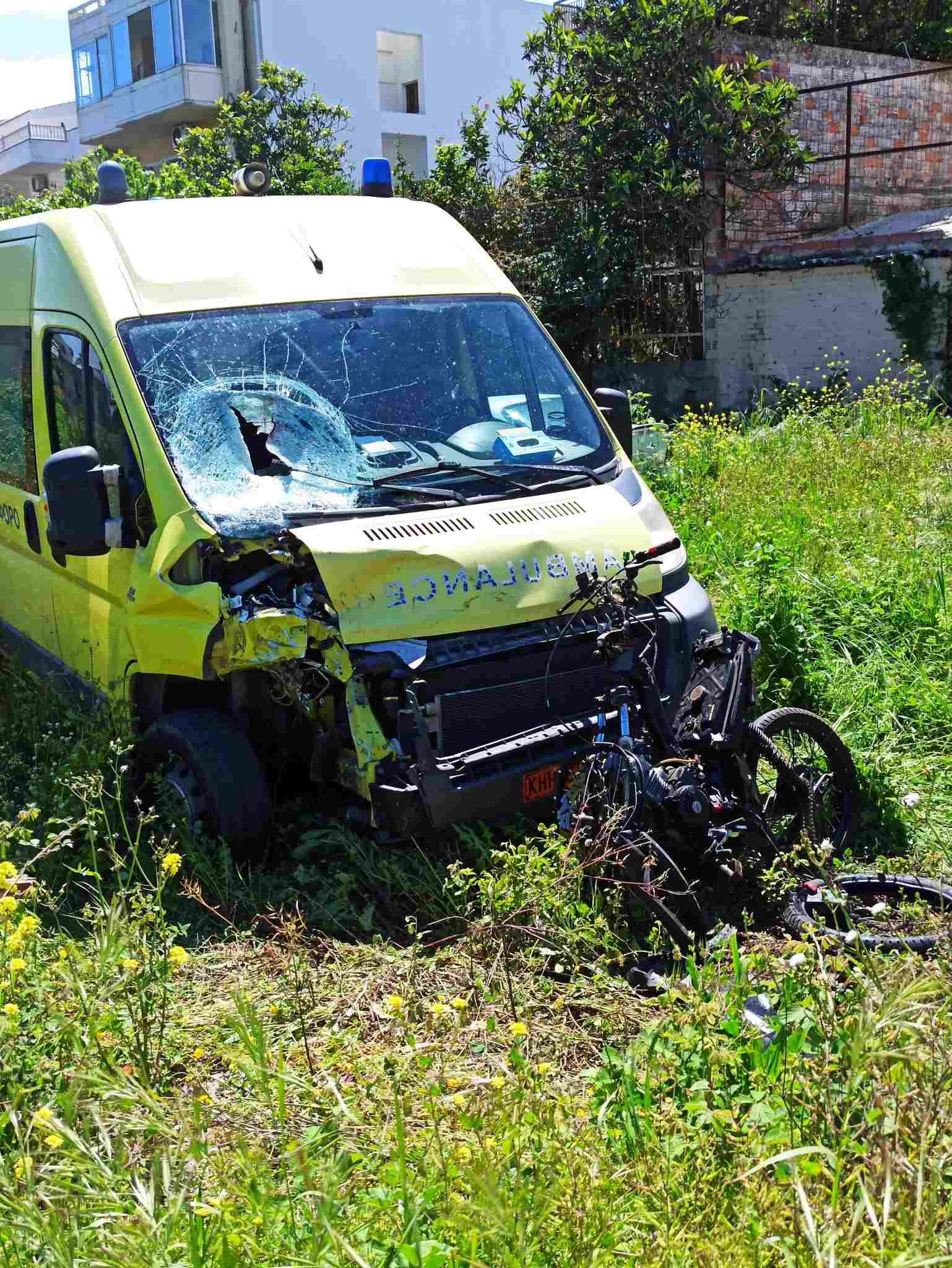 Τραγικό δυστύχημα στην Εθνική Οδό Χαλκίδας-Λεπούρων: 16χρονος έχασε τη ζωή του μετά από μετωπική σύγκρουση μοτοσικλέτας με ασθενοφόρο τα ξημερώματα του Σαββάτου.