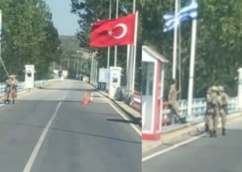 Συγκίνηση στον Έβρο: Η στιγμή που στρατιώτης βοηθάει να ξεδιπλωθεί μπλεγμένη ελληνική σημαία