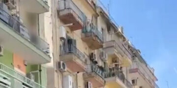 Θρίλερ στη Θεσσαλονίκη: Φοιτητής απειλεί να πέσει από μπαλκόνι – Πετάει αντικείμενα στο δρόμο – Ζήτησε από τους φίλους του να πουν μαζί το «Πάτερ ημών»