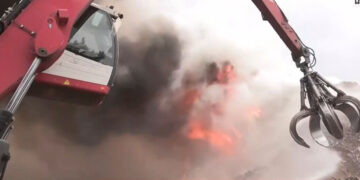 Μεγάλη φωτιά σε χώρο ανακύκλωσης – Μήνυμα του 112 για τους καπνούς, «κλείστε πόρτες και παράθυρα» (video)