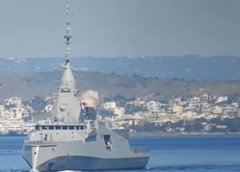 Η φρεγάτα «Κίμων» έφτασε στον Πειραιά – Εντυπωσιακά πλάνα από την άφιξή της