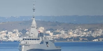 Η φρεγάτα «Κίμων» έφτασε στον Πειραιά – Εντυπωσιακά πλάνα από την άφιξή της