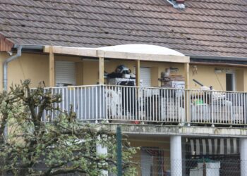 Ιστορία φρίκης: 9χρονο παιδί ζούσε κλειδωμένο σε φορτηγάκι του πατέρα του για σχεδόν δύο χρόνια – Εντοπίστηκε μετά από καταγγελία (video)