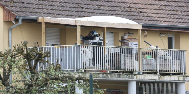 Ιστορία φρίκης: 9χρονο παιδί ζούσε κλειδωμένο σε φορτηγάκι του πατέρα του για σχεδόν δύο χρόνια – Εντοπίστηκε μετά από καταγγελία (video)