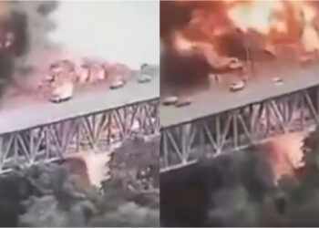 Τεράστια φωτιά στη «Γέφυρα της Αμερικής» μετά από ισχυρή έκρηξη σε βυτιοφόρο πάνω από τη Διώρυγα (video)