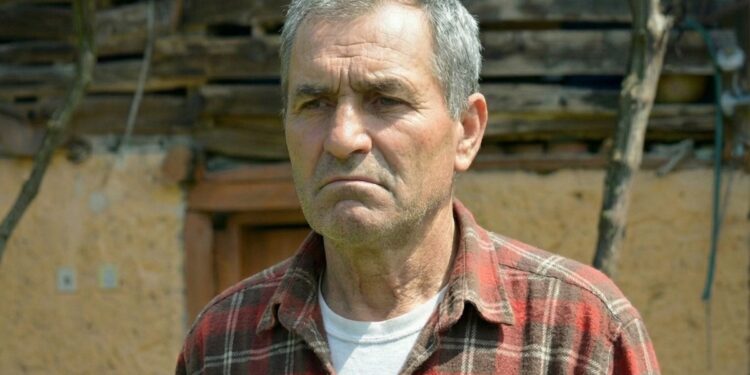 Η ψυχολογία λέει πως η σιωπηλή οργή πολλών ανδρών μεγαλύτερης ηλικίας δεν είναι απλή πικρία, είναι η καταπιεσμένη ευαλωτότητα που μετατράπηκε σε θυμό