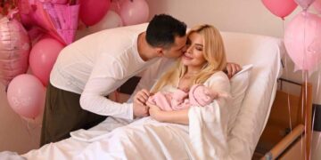 Κατερίνα Καινούργιου: Οι πρώτες φωτογραφίες με το μωρό και τον Παναγιώτη Κουτσουμπή – «Χάνομαι σε δάκρυα χαράς»