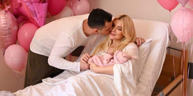 Alldaynews.gr Κατερίνα Καινούργιου: Οι πρώτες φωτογραφίες με το μωρό και τον Παναγιώτη Κουτσουμπή – «Χάνομαι σε δάκρυα χαράς»