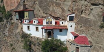Το “κρυφό” θαύμα της Κορινθίας: Η εκκλησία που κρεμόταν στα βράχια για να γλιτώσει από τους Τούρκους!