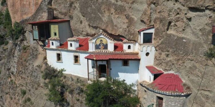 Το “κρυφό” θαύμα της Κορινθίας: Η εκκλησία που κρεμόταν στα βράχια για να γλιτώσει από τους Τούρκους!