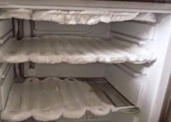 Το κόλπο με το αλουμινόχαρτο για να κάνετε γρήγορα απόψυξη στο ψυγείο