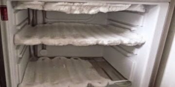 Το κόλπο με το αλουμινόχαρτο για να κάνετε γρήγορα απόψυξη στο ψυγείο