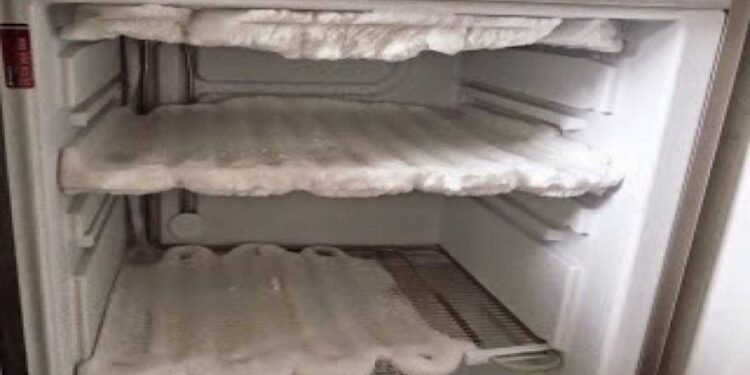 Το κόλπο με το αλουμινόχαρτο για να κάνετε γρήγορα απόψυξη στο ψυγείο