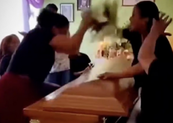 Απίστευτες εικόνες σε κηδεία – Οι ερωμένες του νεκρού τσακώθηκαν πάνω από το φέρετρο