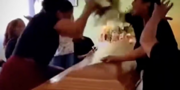 Απίστευτες εικόνες σε κηδεία – Οι ερωμένες του νεκρού τσακώθηκαν πάνω από το φέρετρο