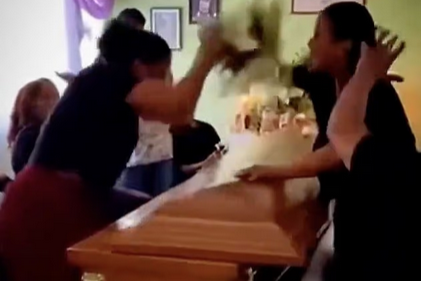 Απίστευτες εικόνες σε κηδεία – Οι ερωμένες του νεκρού τσακώθηκαν πάνω από το φέρετρο