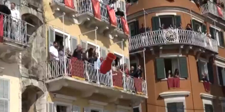 Alldaynews.gr Κέρκυρα: Γυναίκα τραυματίστηκε από κανάτι που έπεσε στο κεφάλι της