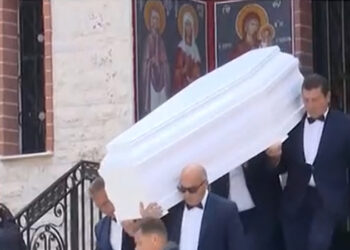 Ράγισαν καρδιές στην κηδεία του 27χρονου που δολοφονήθηκε στο Πάρκο Ασυρμάτου