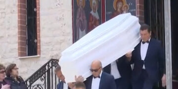 Ράγισαν καρδιές στην κηδεία του 27χρονου που δολοφονήθηκε στο Πάρκο Ασυρμάτου