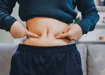 Ξεχάστε τις δίαιτες: Ο τρόπος που μειώνει το λίπος στην κοιλιά μετά τα 40