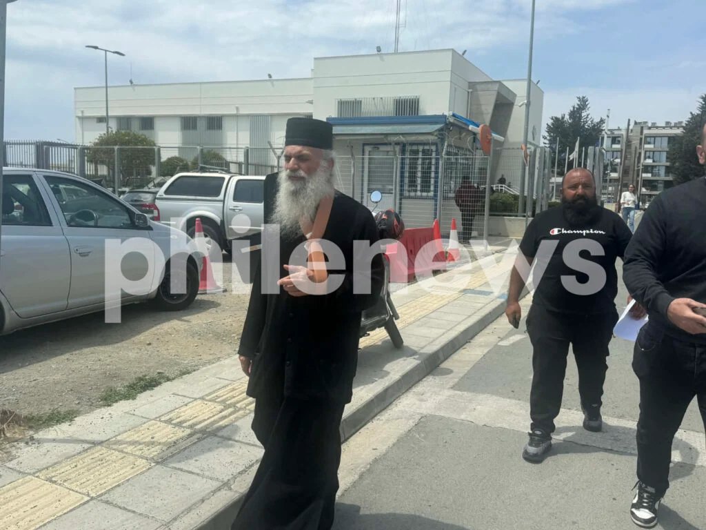 Πρωτοφανής συμπλοκή ιερέα και επισκόπου μέσα σε ναό στην Κύπρο, με αποτέλεσμα την εμπλοκή των αστυνομικών αρχών.
