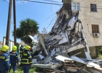Κατέρρευσε διώροφη πολυκατοικία στην Κύπρο – Αναφορές για τουλάχιστον έναν εγκλωβισμένο και τρεις τραυματίες