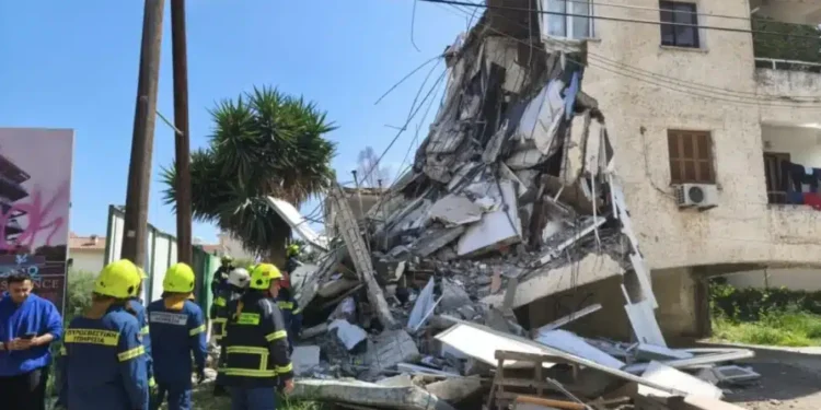 Κατέρρευσε διώροφη πολυκατοικία στην Κύπρο – Αναφορές για τουλάχιστον έναν εγκλωβισμένο και τρεις τραυματίες