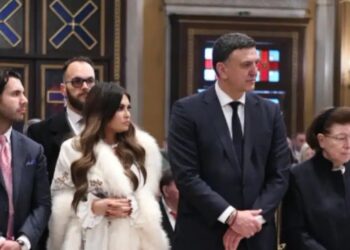 Μπέρδεψε τα μπουζούκια με την εκκλησία; Χαμός με την εμφάνιση της Κίμπερλι Γκίλφοϊλ στη Μητρόπολη Αθηνών