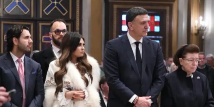 Μπέρδεψε τα μπουζούκια με την εκκλησία; Χαμός με την εμφάνιση της Κίμπερλι Γκίλφοϊλ στη Μητρόπολη Αθηνών