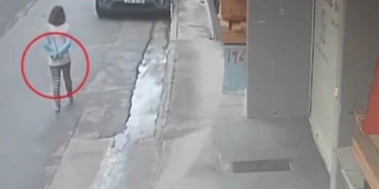 Λακωνία: Σοκ προκαλεί βίντεο που δείχνει γυναίκα δεμένη πισθάγκωνα να περπατάει ξυπόλητη – Μία εβδομάδα αργότερα πέθανε