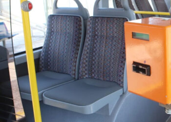 Ηλικιωμένη ξέχασε τσάντα με 30.000 ευρώ, κοσμήματα και χρυσές λίρες μέσα στο λεωφορείο και της επιστράφηκε ανέγγιχτη