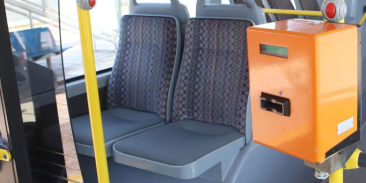 Ηλικιωμένη ξέχασε τσάντα με 30.000 ευρώ, κοσμήματα και χρυσές λίρες μέσα στο λεωφορείο και της επιστράφηκε ανέγγιχτη