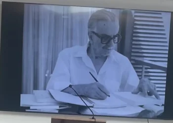 Στέφανος Ληναίος: Τελευταίο αντίο στον σπουδαίο ηθοποιό στο αποτεφρωτήριο Ριτσώνας, με τραγούδια Θεοδωράκη, Χατζηδάκι και Λοΐζου