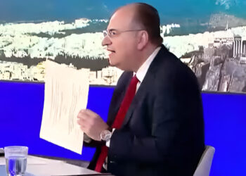 Ο Μακάριος Λαζαρίδης παρουσιάζει το πτυχίο του on air: «Δεν θα απολογηθώ για επιλογές ζωής πριν από 40 χρόνια»