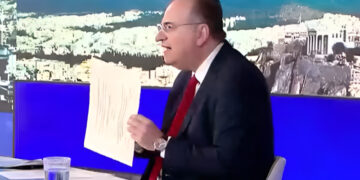 Ο Μακάριος Λαζαρίδης παρουσιάζει το πτυχίο του on air: «Δεν θα απολογηθώ για επιλογές ζωής πριν από 40 χρόνια»