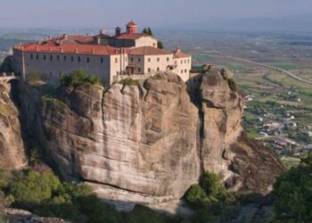 Γυναίκα έπεσε στο κενό από τον βράχο της Μονής του Αγίου Στεφάνου στα Μετέωρα