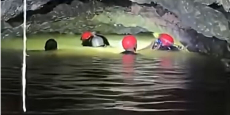 Θαύμα σε ορυχείο: Επέζησε 14 μέρες εγκλωβισμένος σε πλημμυρισμένη σήραγγα – Δείτε το βίντεο της διάσωσης