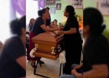 Σκηνές απείρου κάλλους σε κηδεία: Όταν αποκαλύφθηκε το μυστικό του νεκρού (video)