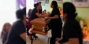 Βίντεο: Άγριος καβγάς πάνω από φέρετρο – Δύο γυναίκες έμαθαν στην κηδεία ότι είχαν παράλληλη σχέση με τον νεκρό